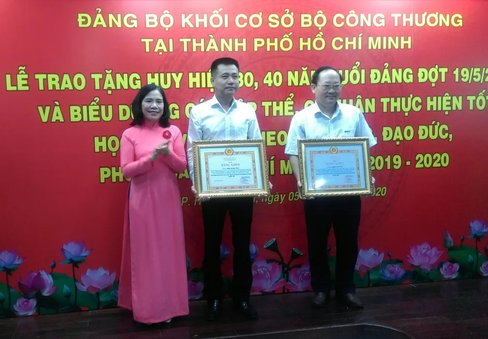 Cán bộ, đảng viên tiên phong, gương mẫu trong học và làm theo Bác ảnh 1