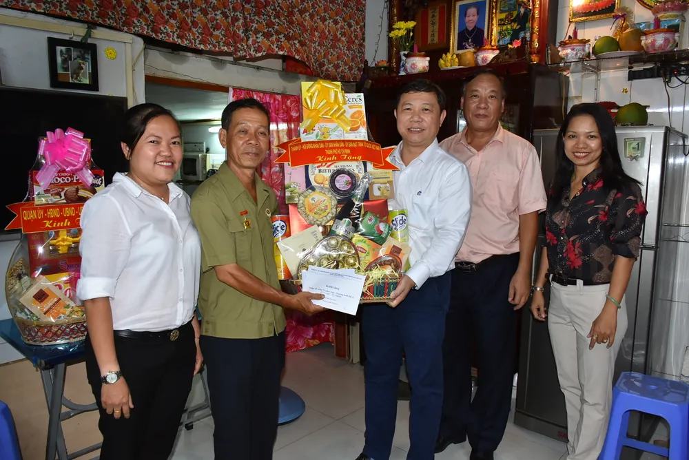 Phó Chủ tịch UBND TPHCM Dương Anh Đức thăm các gia đình chính sách ảnh 3