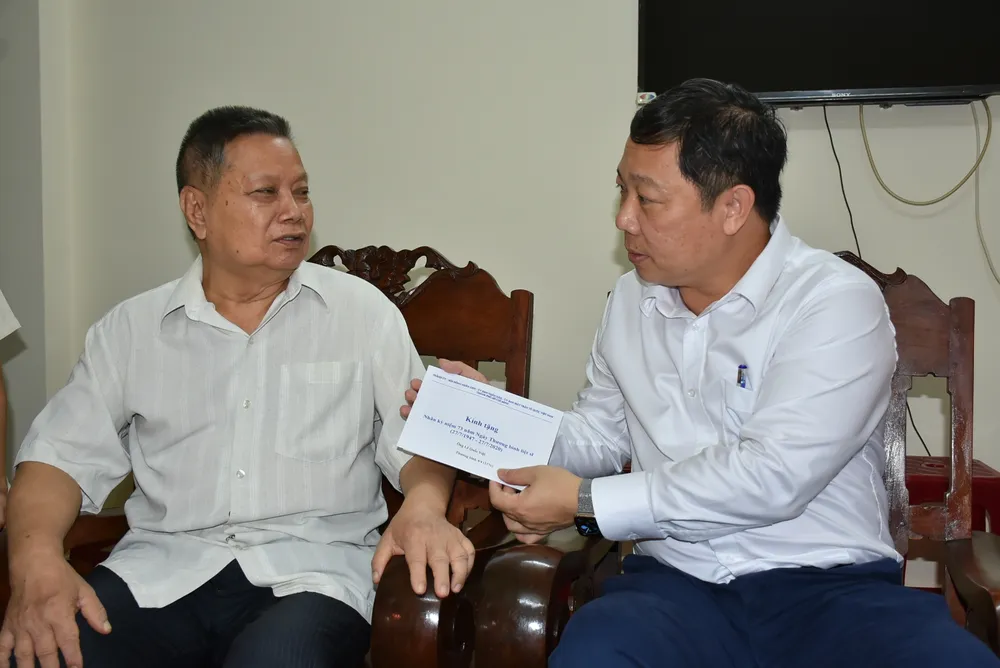 Phó Chủ tịch UBND TPHCM Dương Anh Đức thăm các gia đình chính sách ảnh 2