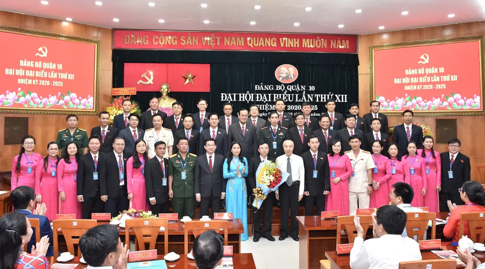 Đồng chí Dương Ngọc Hải, Chủ nhiệm Ủy ban Kiểm tra  Thành ủy TPHCM tặng hoa chúc mừng BCH Đại hội Đảng bộ quận 10. Ảnh: VIỆT DŨNG