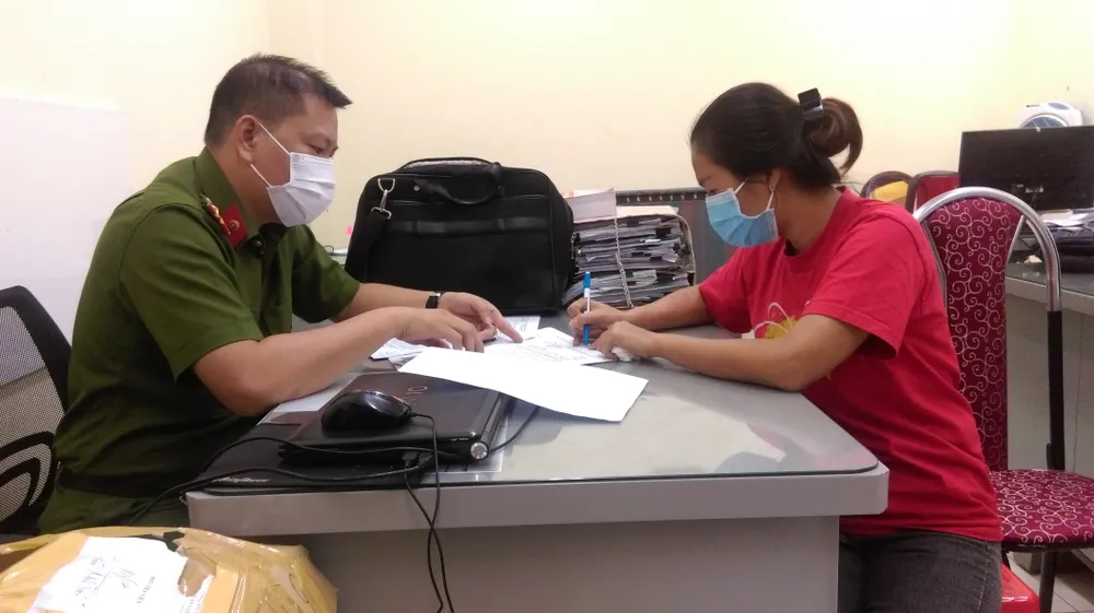 Bắt giam 4 bị can trong đường dây sản xuất găng tay y tế giả  ảnh 4