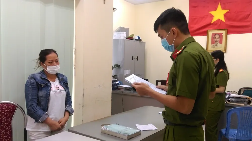 Bắt giam 4 bị can trong đường dây sản xuất găng tay y tế giả  ảnh 1