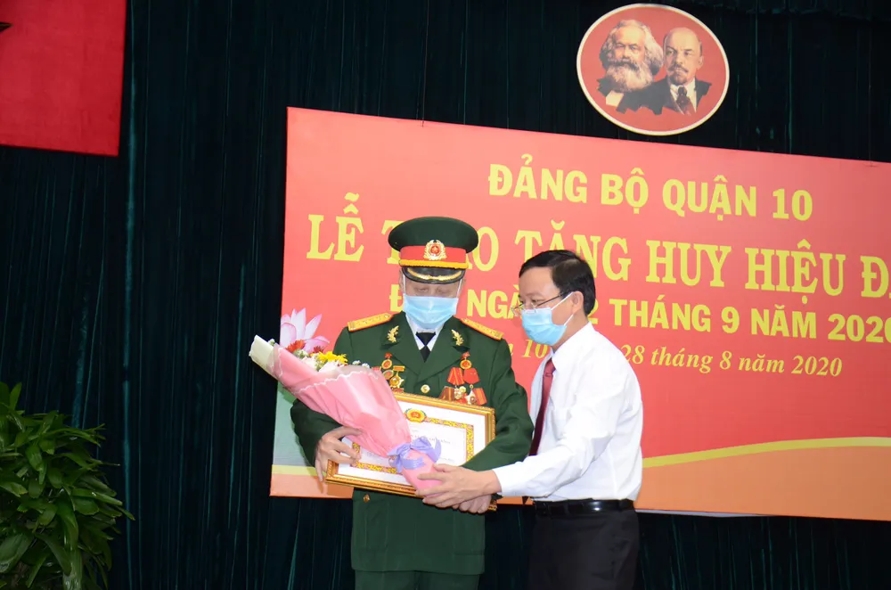 Quận 10 trao Huy hiệu Đảng đợt 2-9-2020 ảnh 1