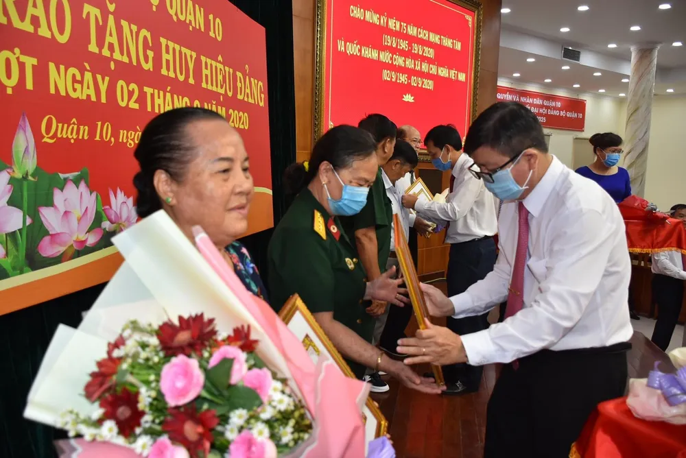 Quận 10 trao Huy hiệu Đảng đợt 2-9-2020 ảnh 2
