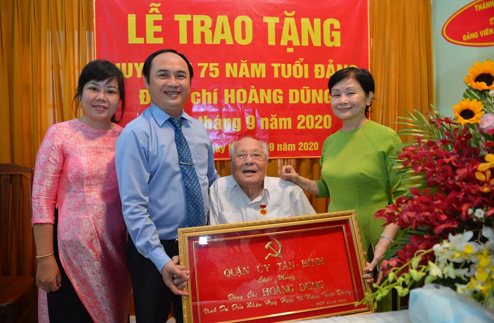 Bí thư Thành ủy TPHCM trao Huy hiệu 75 năm tuổi Đảng cho đảng viên cao tuổi Đảng ảnh 1