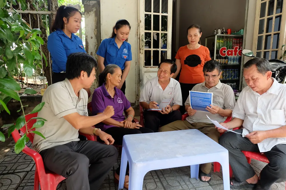 Cử tri bỏ phiếu cho ý kiến về sáp nhập đơn vị hành chính tại TPHCM ảnh 4