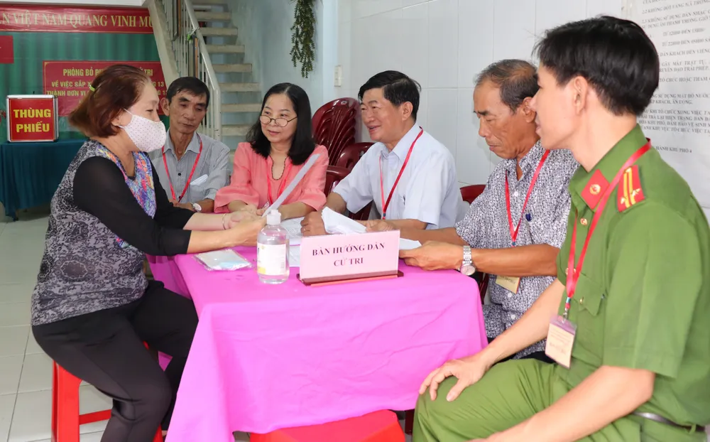 Cử tri bỏ phiếu cho ý kiến về sáp nhập đơn vị hành chính tại TPHCM ảnh 9