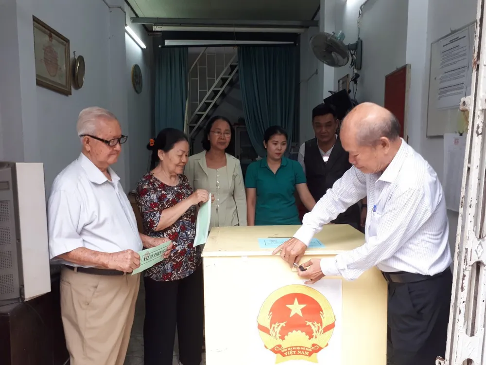 Cử tri bỏ phiếu cho ý kiến về sáp nhập đơn vị hành chính tại TPHCM ảnh 11