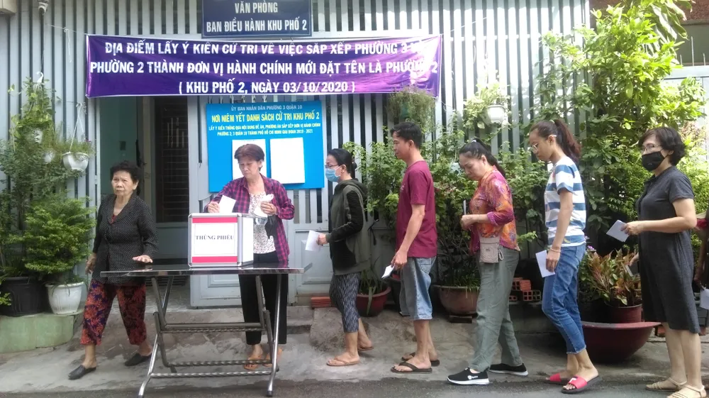 Cử tri bỏ phiếu cho ý kiến về sáp nhập đơn vị hành chính tại TPHCM ảnh 8