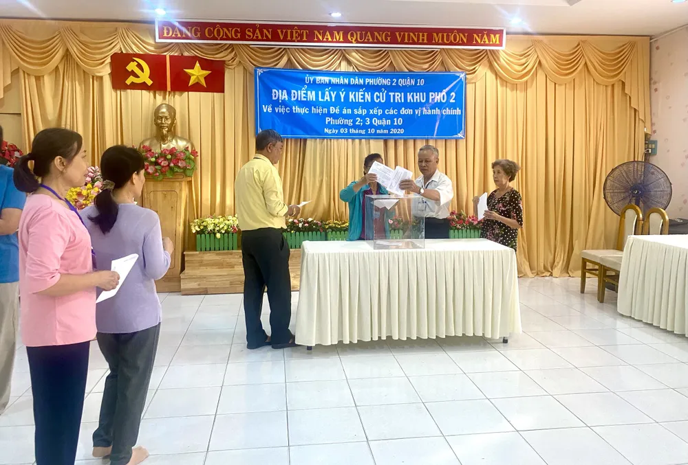 Cử tri bỏ phiếu cho ý kiến về sáp nhập đơn vị hành chính tại TPHCM ảnh 6
