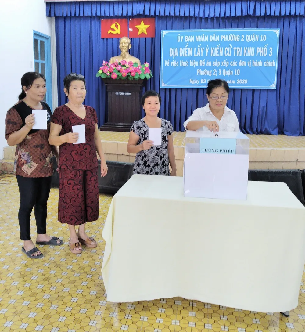 Cử tri bỏ phiếu cho ý kiến về sáp nhập đơn vị hành chính tại TPHCM ảnh 7