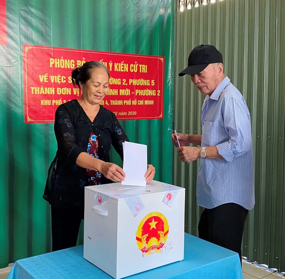 Cử tri bỏ phiếu cho ý kiến về sáp nhập đơn vị hành chính tại TPHCM ảnh 10