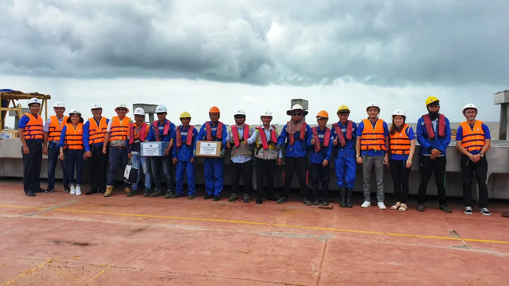 Thăm, tặng quà thanh niên công nhân làm việc tại công trường xa ảnh 1