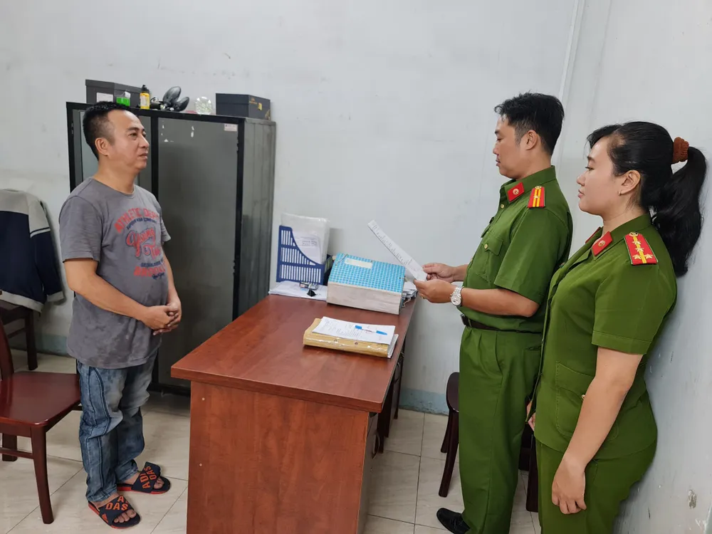 Khởi tố đối tượng tàng trữ hơn 15.000 bao thuốc lá nhập lậu ảnh 1