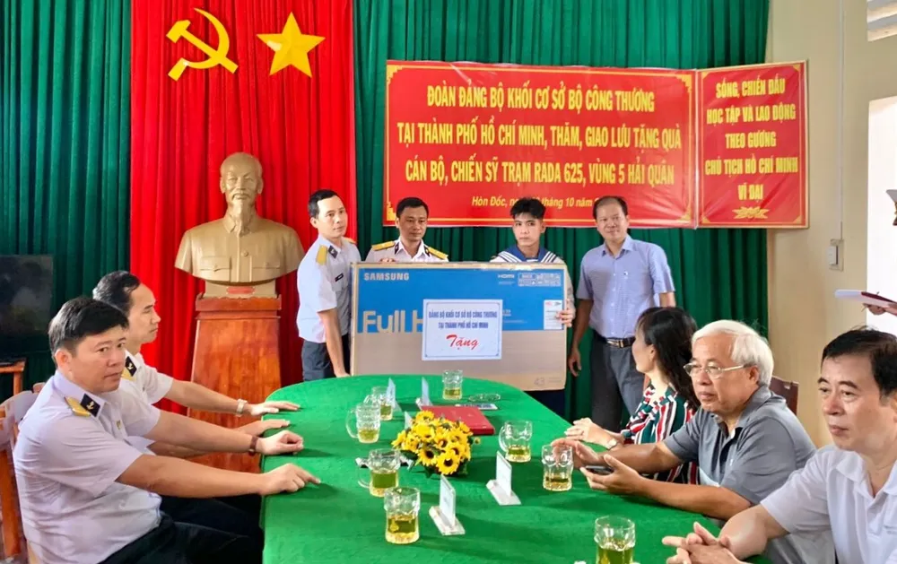 Tặng Nhà “Câu lạc bộ thủy thủ” cho Hải đội 512, Vùng 5 Hải quân ảnh 1