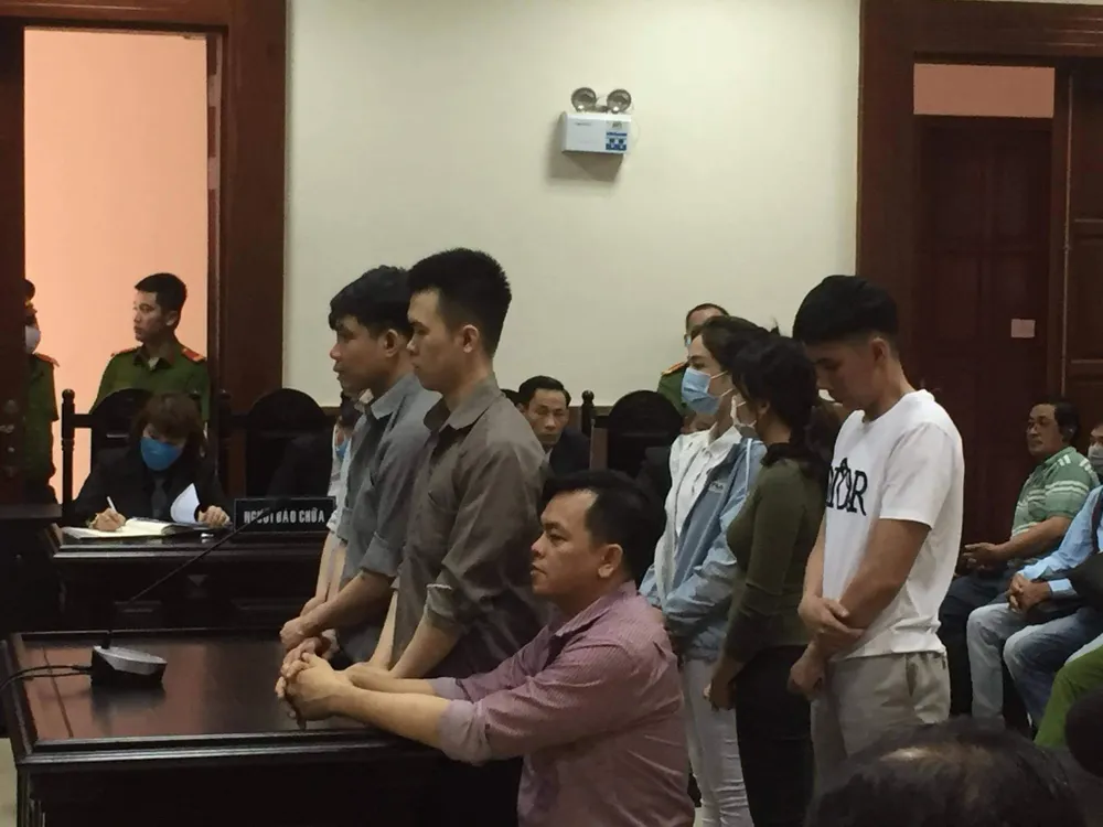 Bị teo cơ chân, “đại gia đeo vàng” Phúc XO được giảm án ảnh 1