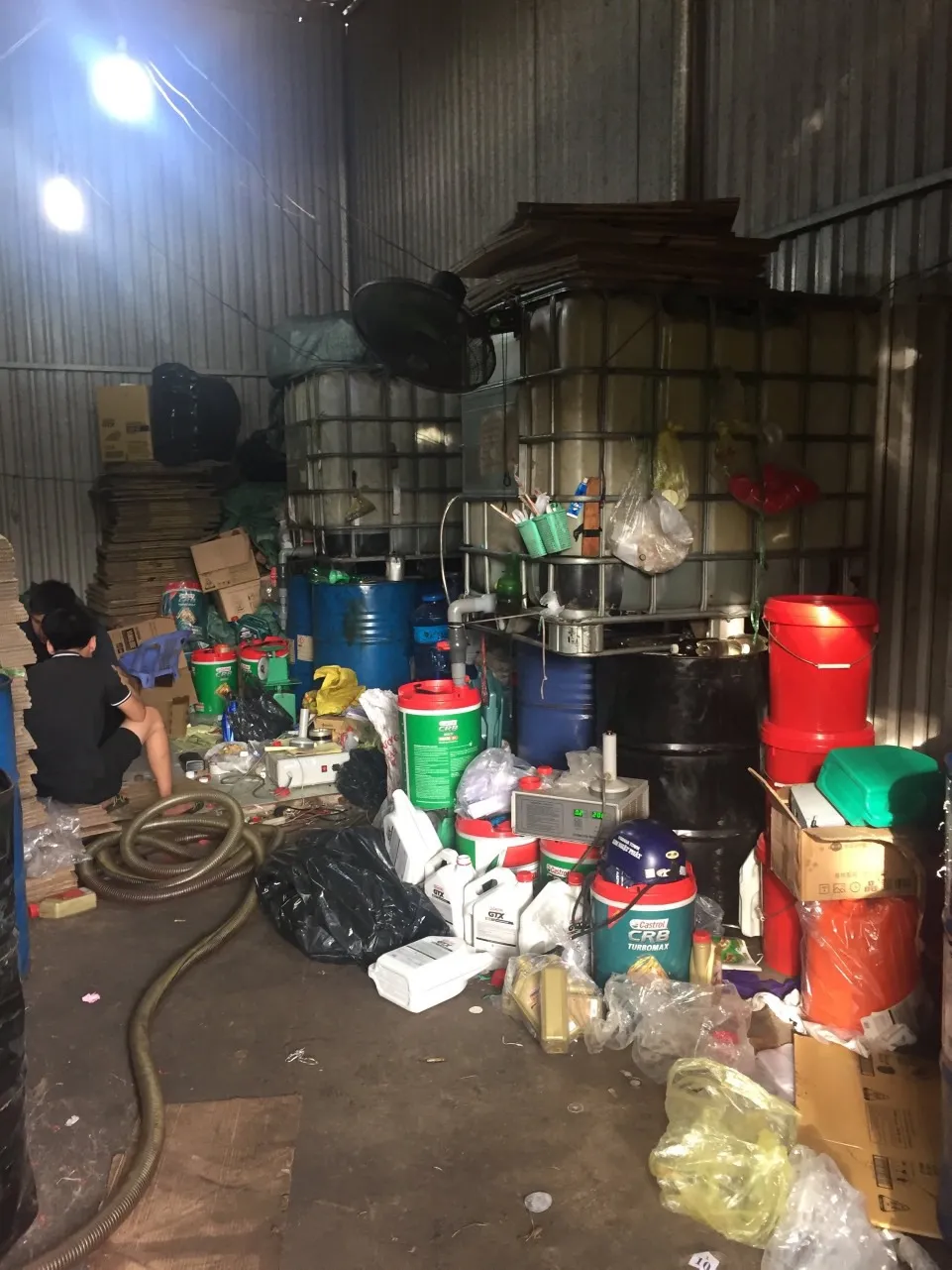 Bắt 3 đối tượng sản xuất, buôn bán nhớt giả ảnh 1