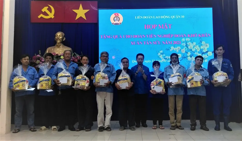 Tặng quà đoàn viên nghiệp đoàn khó khăn ảnh 1