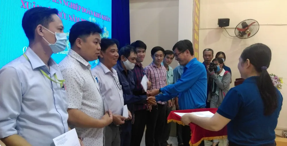 Tặng quà đoàn viên nghiệp đoàn khó khăn ảnh 2