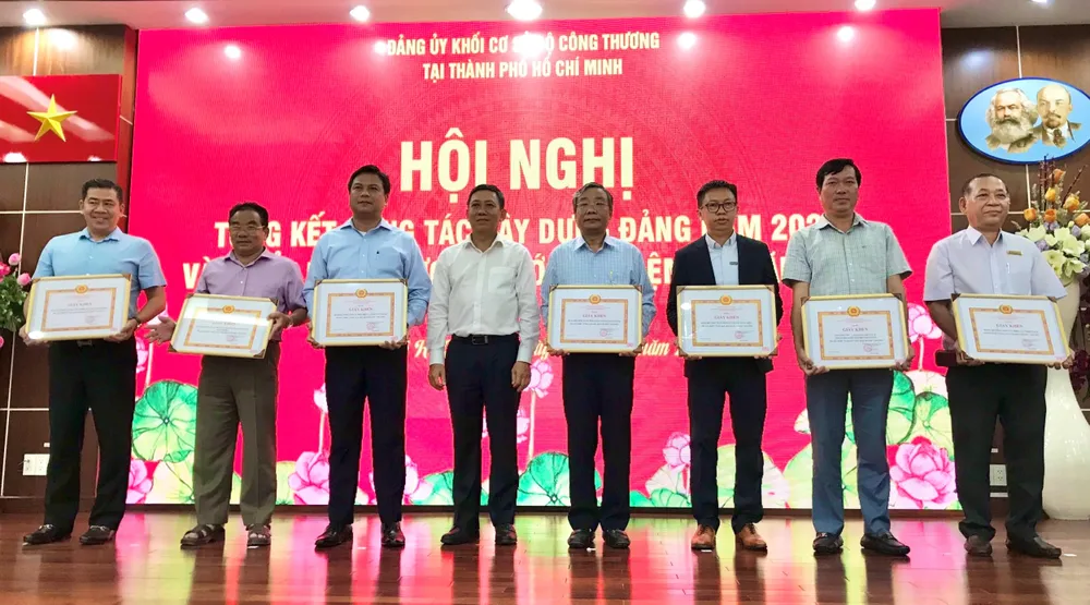 Tăng cường lãnh đạo, chỉ đạo thực hiện công tác xây dựng Đảng ảnh 2