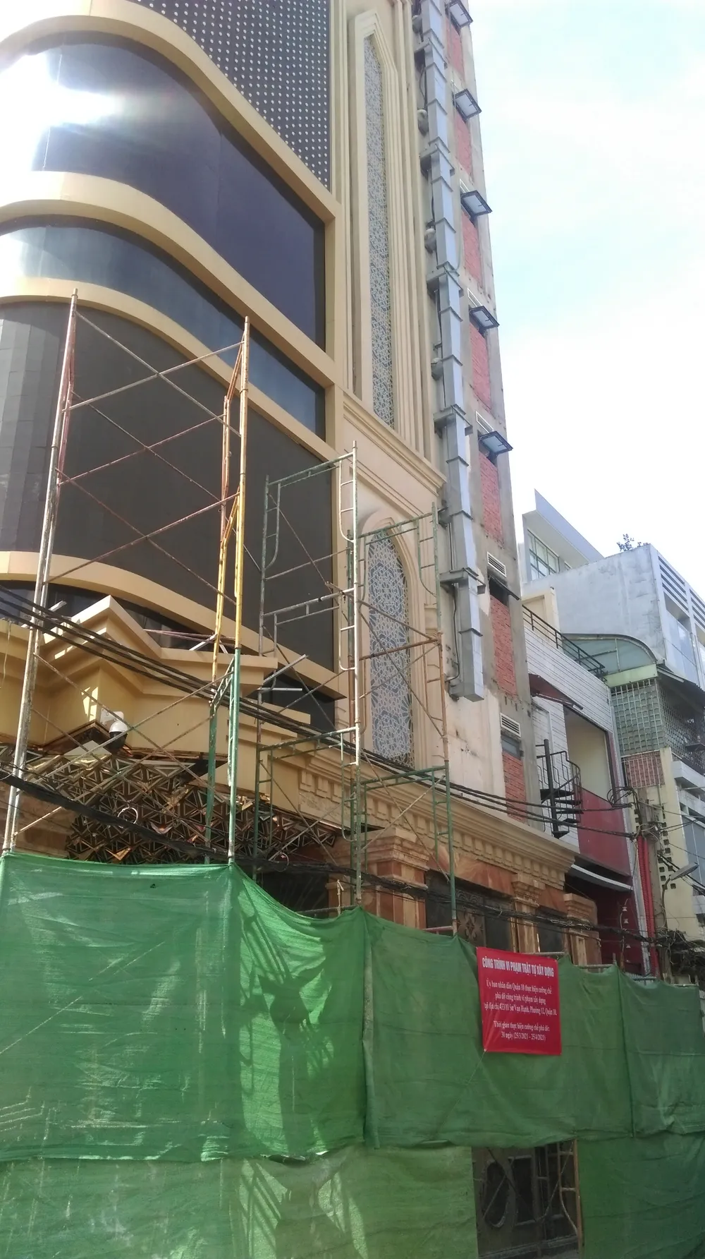 Quận 10 cưỡng chế tháo dỡ một công trình xây dựng sai phép ảnh 1