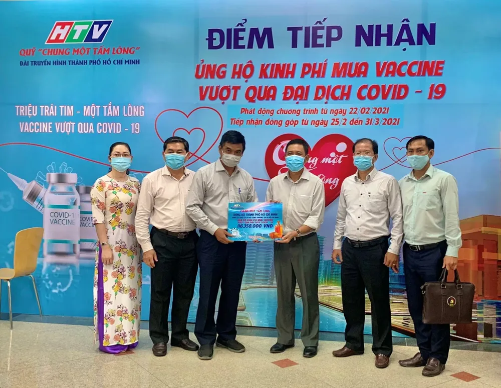 Trao tiền ủng hộ kinh phí mua vaccine Covid-19 ảnh 1