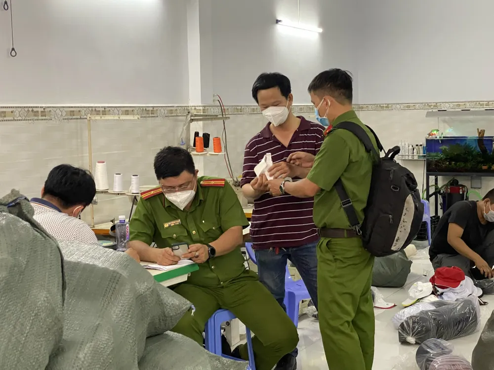 Khởi tố, bắt giam 6 bị can sản xuất, buôn bán Nón Sơn giả ảnh 1