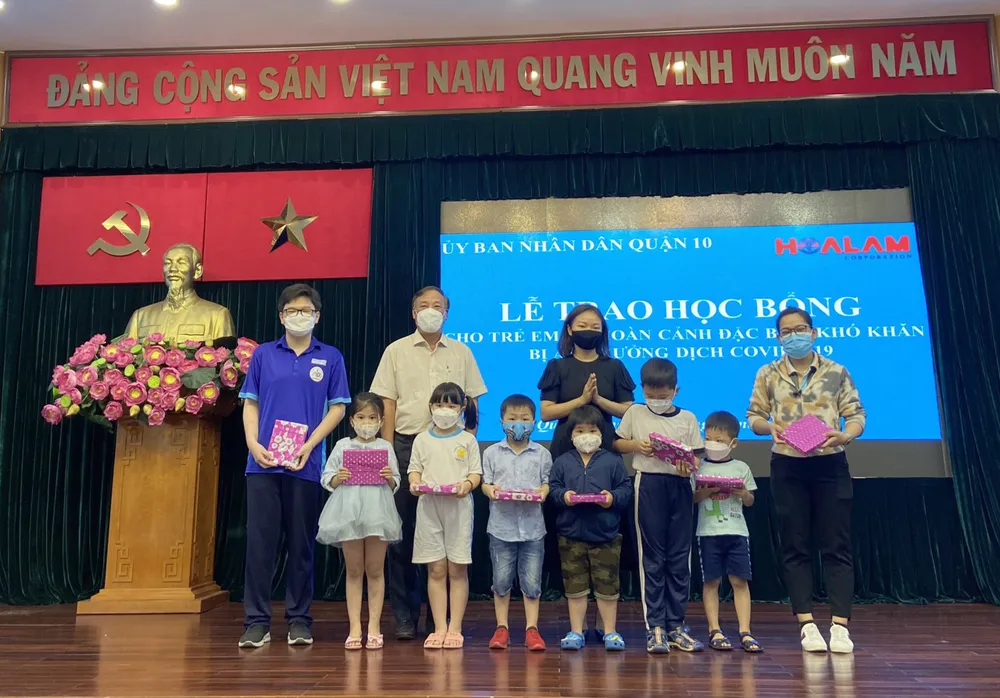 Trao học bổng trị giá 6 tỷ đồng cho trẻ mồ côi vì Covid-19 ảnh 1