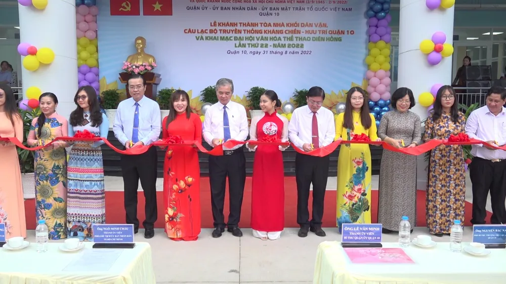 Lãnh đạo TPHCM và quận 10 cắt băng khánh thành công trình trụ sở Khối Dân vận, CLB Truyền thống kháng chiến - Hưu trí quận 10