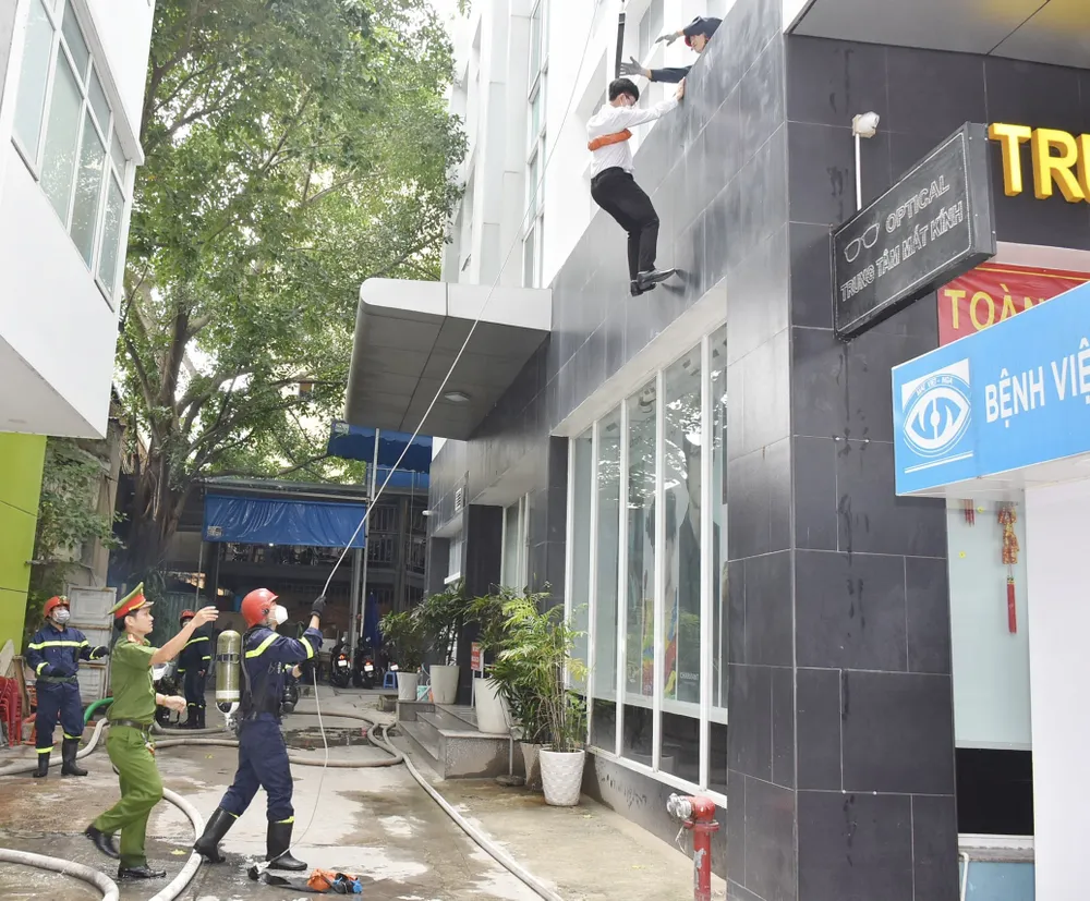 Tuyên dương 61 cán bộ chiến sĩ cảnh sát PCCC TPHCM có thành tích xuất sắc ảnh 9