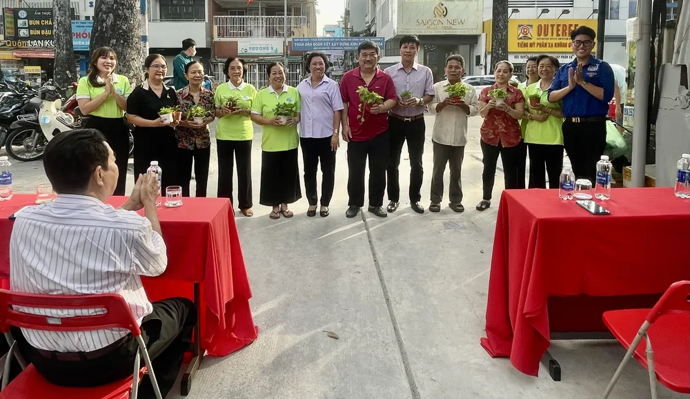 Hội Liên hiệp phụ nữ phường 8, quận 10 trao các chậu cây kiểng cho các hộ dân