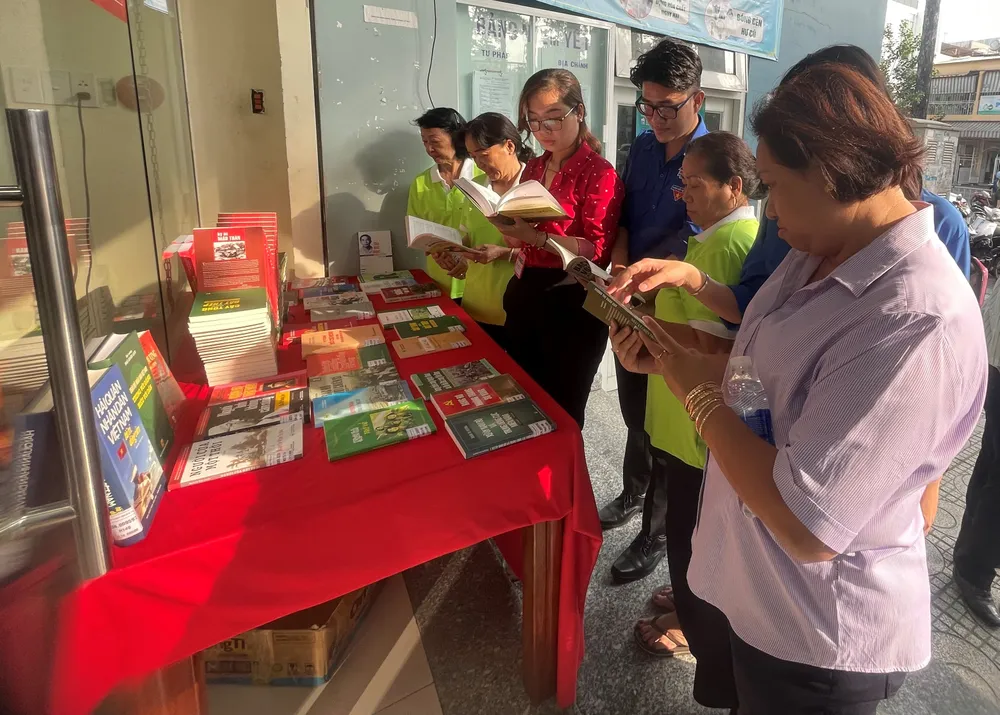 Người dân tham quan triển lãm sách Chủ tịch Hồ Chí Minh với Quân đội Nhân dân Việt Nam