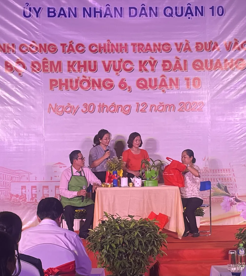 Tiểu phẩm tuyên truyền sử dụng sản phẩm xanh, sạch, bảo vệ môi trường, do đội văn nghệ chợ Nguyễn Tri Phương trình diễn tại buổi lễ Tiểu phẩm tuyên truyền sử dụng sản phẩm xanh, sạch, bảo vệ môi trường, do đội văn nghệ chợ Nguyễn Tri Phương trình diễn tại buổi lễ