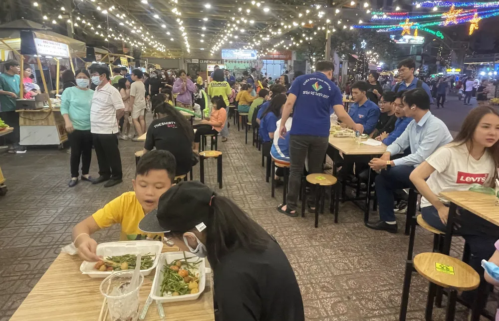 Nhiều người dân đến thưởng thức các món ẩm thực trong ngày đầu Phố đi bộ đêm quận 10 hoạt động trở lại Nhiều người dân đến thưởng thức các món ẩm thực trong ngày đầu Phố đi bộ đêm quận 10 hoạt động trở lại