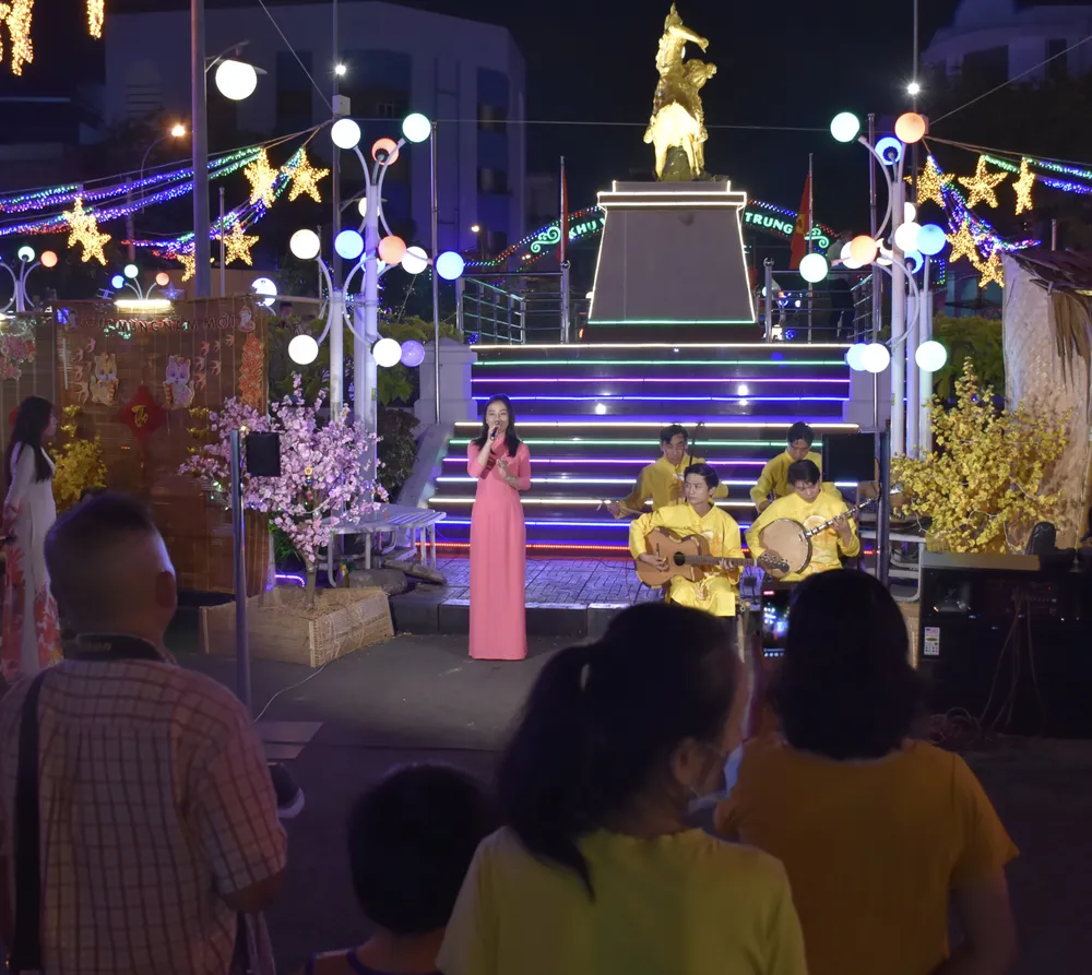 Chương trình văn hóa - nghệ thuật thu hút sự quan tâm của đông đảo người dân Chương trình văn hóa - nghệ thuật thu hút sự quan tâm của đông đảo người dân