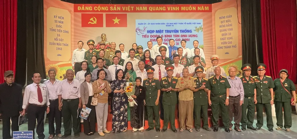 Lãnh đạo các quận, huyện chụp ảnh lưu niệm với các cán bộ, chiến sĩ Tiểu đoàn 6 Bình Tân