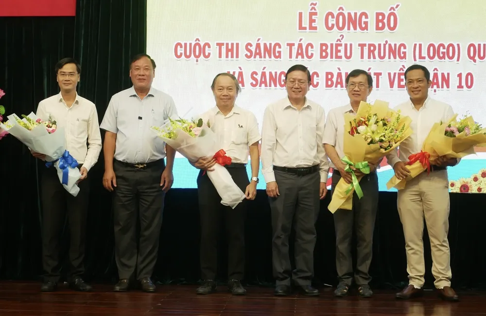 Lãnh đạo quận 10 trao tặng hoa cho các thành viên Ban giám khảo cuộc thi