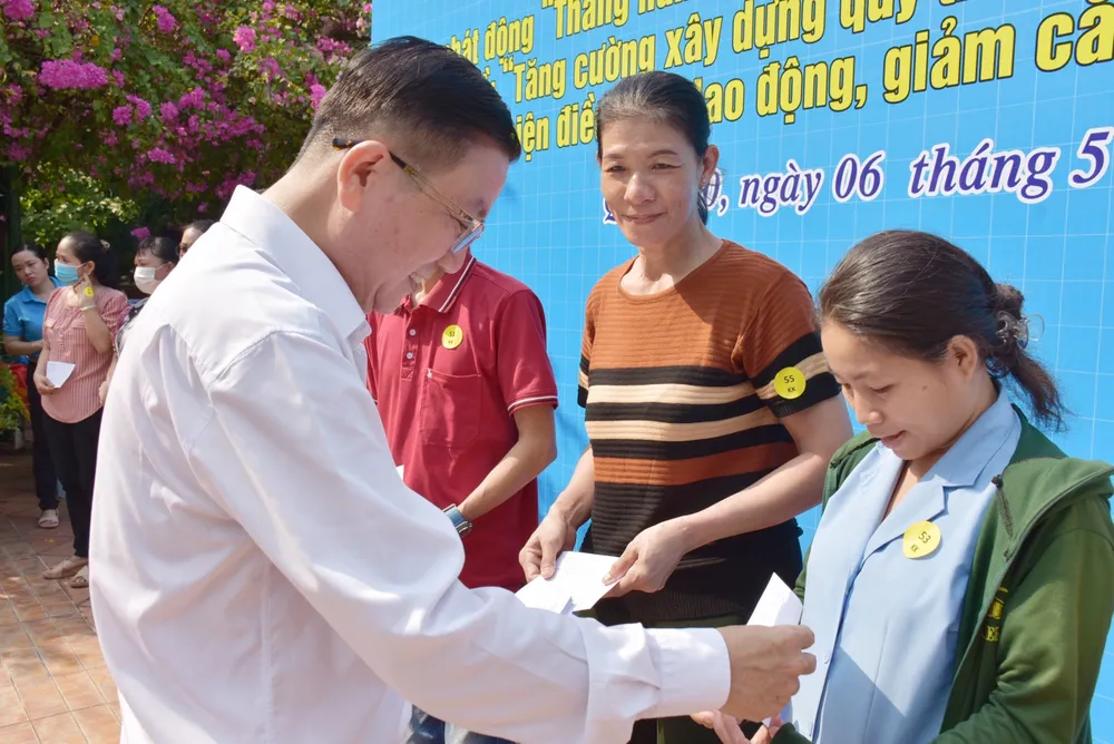 Ông Nguyễn Bắc Nam, Phó Bí thư Thường trực Quận ủy quận 10, trao quà đến người lao động có hoàn cảnh khó khăn