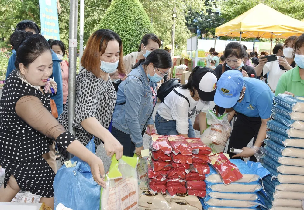 Đoàn viên, người lao động mua sắm tại các gian hàng nhu yếu phẩm, thực phẩm