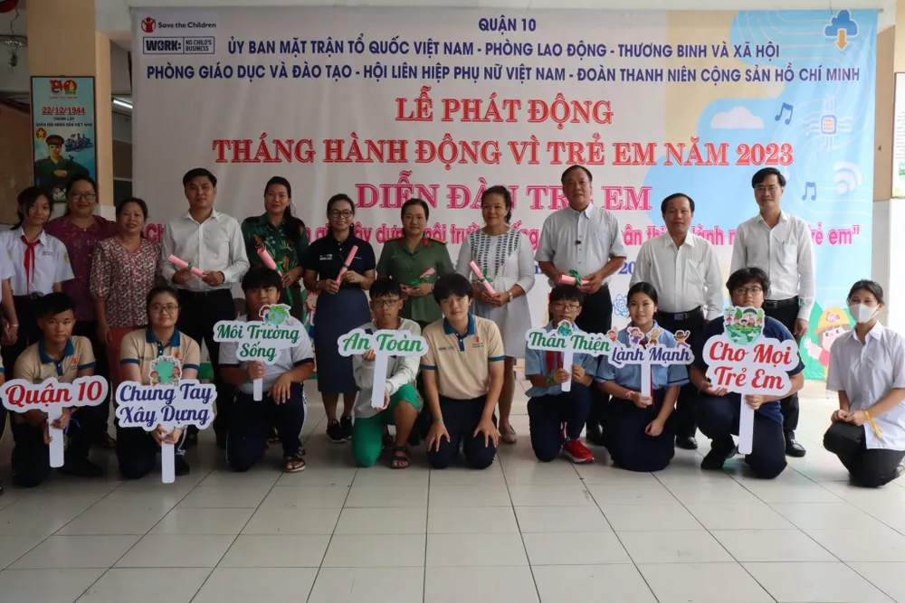 Đại diện các nhóm trao thông điệp của trẻ em đến lãnh đạo quận 10