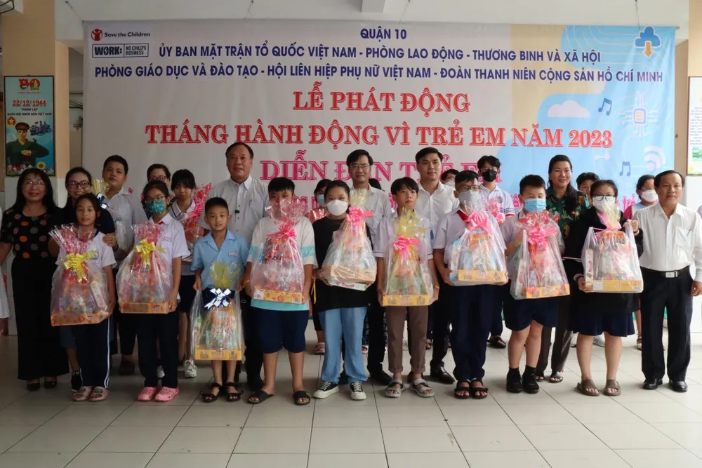 Lãnh đạo quận 10 trao quà cho trẻ em tham gia diễn đàn