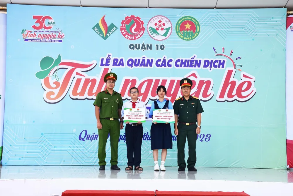 Đoàn Thanh niên Công an quận 10 và Chi đoàn Quân sự quận 10 trao các suất bảo trợ học tập “Ước mơ hồng” cho đội viên có hoàn cảnh khó khăn