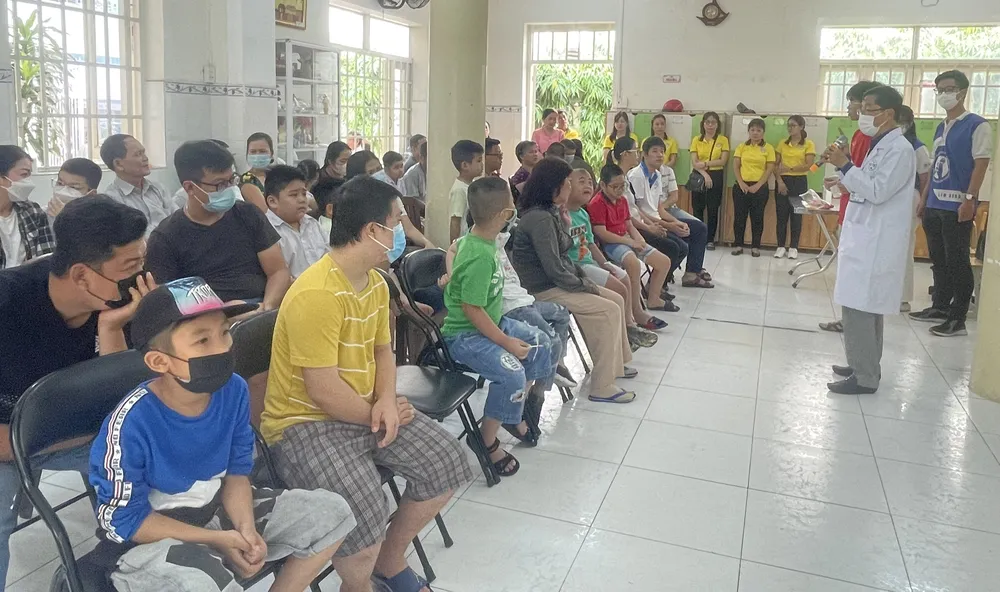 TS.BS Nguyễn Nam Hà, Chủ tịch Chi hội Truyền thông Giáo dục sức khỏe - Hội Y tế công cộng TPHCM hướng dẫn các em cách chăm sóc, vệ sinh răng miệng hiệu quả