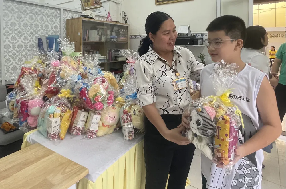 Các em vui mừng nhận quà trước khi ra về