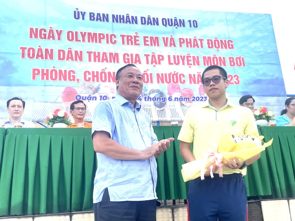 Ông Bùi Thế Hải trao tặng hoa cho vận động viên Lưu Nguyễn Đức Tâm