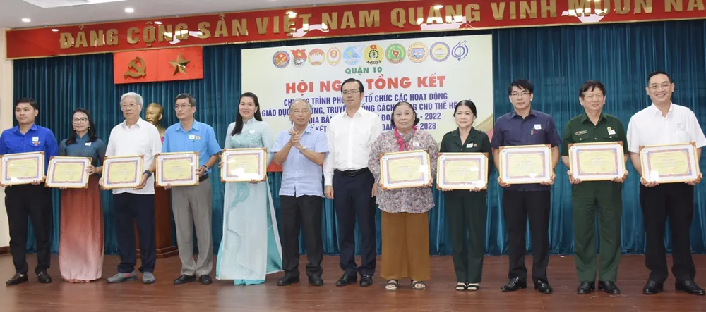 Ông Dương Quan Hà (thứ 6 từ trái sang) và ông Lê Văn Minh (thứ 6 từ phải sang) chúc mừng các tập thể được khen thưởng