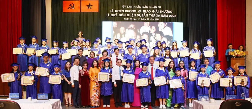 Lãnh đạo quận 10 chung vui cùng các em học sinh đoạt giải thưởng Lê Quý Đôn lần thứ 36