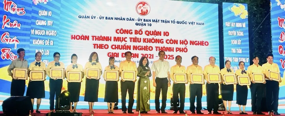 quan-10-hoan-thanh-chuong-trinh-giam-ngheo-ben-vung-4448.jpg