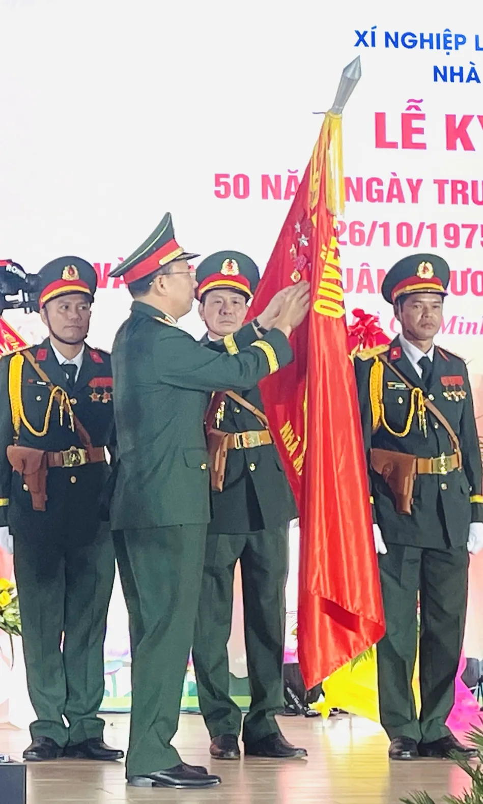 Nhà máy X51 nhận Huân chương Bảo vệ Tổ quốc hạng ba (1).jpg