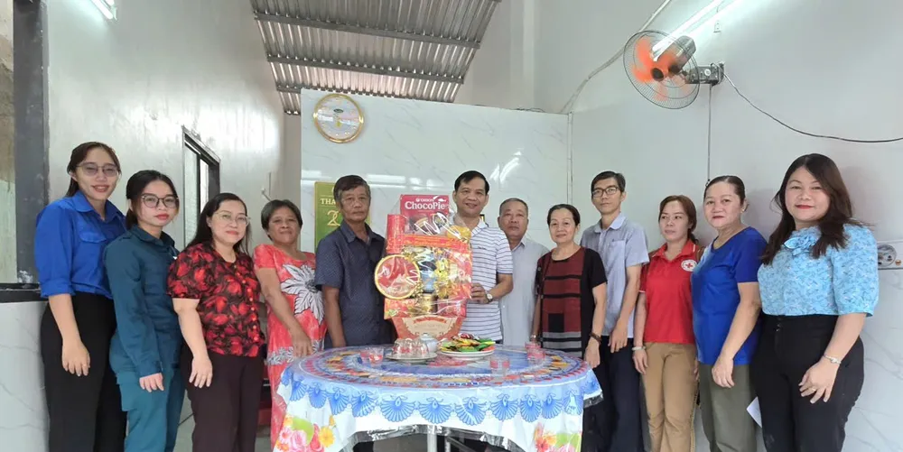 Phường Bình Phú bàn giao nhà Đại đoàn kết cho gia đình bà Lê Kim Bông (1).JPG